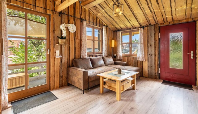 Charming Tiny House with Private Terrace, Garden & Wi-Fi in Velden