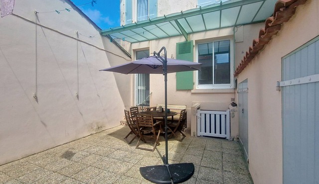 Charming Townhouse 2BR with Courtyard at Les Sables-d'Olonne, Near Beach