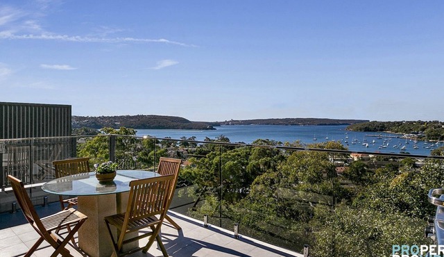 Charming top floor apartment with harbour views - pets welcome!