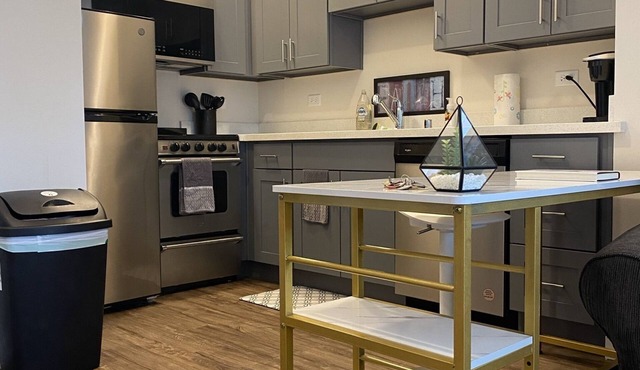 Charming Top Floor Condo w/Convenient Freeway Access