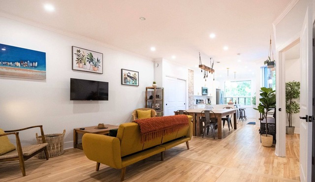 Charming Top Floor Pointe-Saint- Charles Apt