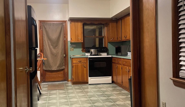 Charming town home in Steelton ,WiFi, tv, in the center of town with a yard.