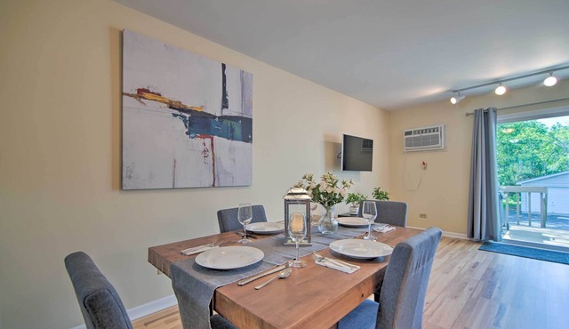 Charming Townhome < 6 Mi Lake Michigan Beach!