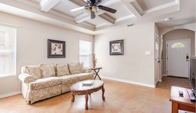 Charming townhome in superb San Antonio with AC
