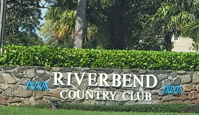 Charming townhome in a vibrant and active gated golf community in Jupiter.