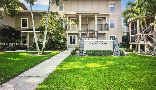 Charming townhome in a vibrant and active gated golf community in Jupiter.