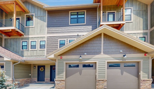 Charming townhome in central locale with fireplace & balcony - dog-friendly