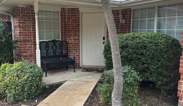 Charming townhome in DeSoto.