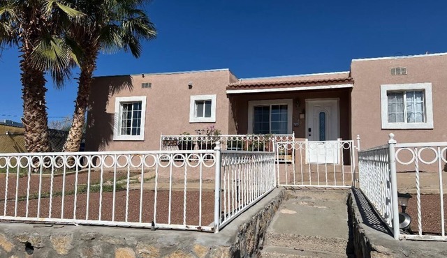 Charming townhome in lovely El Paso with view of the Franklin Mtn's Star