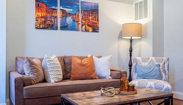 Charming Townhome in Vibrant Little Italy: Your Perfect Baltimore Getaway!