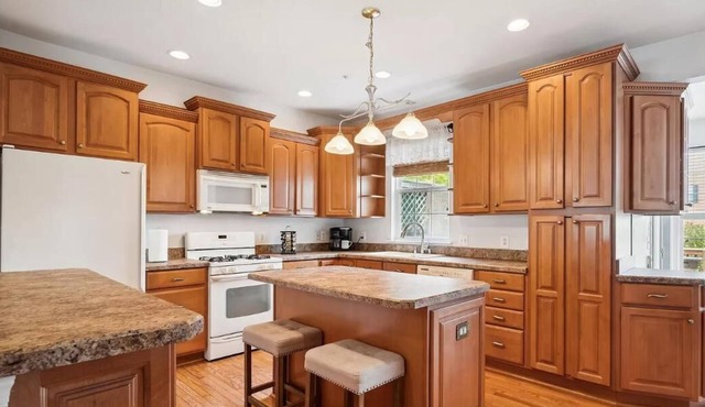 Charming townhome in awesome Edgewater, MD
