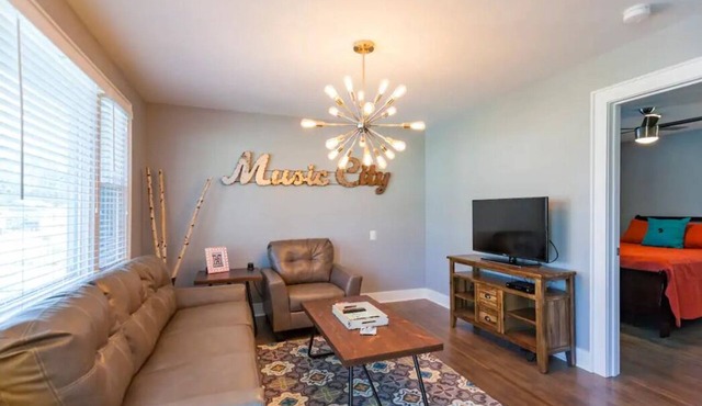 Charming townhome less than 4 miles to Downtown! Unit A