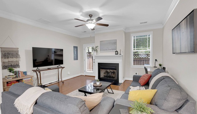 Charming Townhome,PRIME LOCATION,Historic,Mins to USC,TVs,Parking,Fireplace,W/D