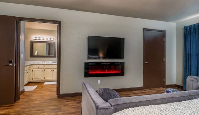 Charming Townhome - Suite 1 - Travel Nurse Ready
