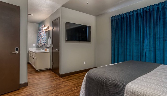 Charming Townhome - Suite 2 - Travel Nurse Ready