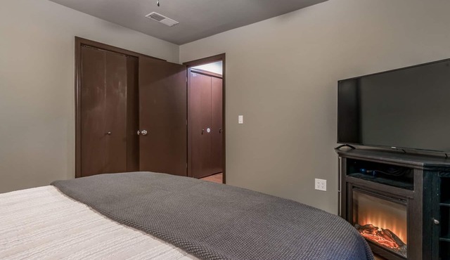 Charming Townhome - Suite 3 - Travel Nurse Ready
