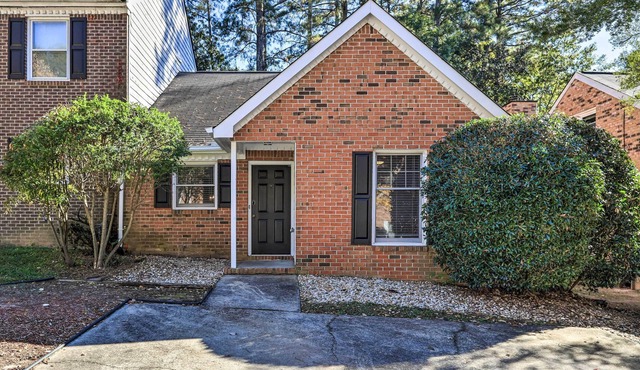 Charming Townhome w/ Yard ~ 25 Mi to Dtwn ATL
