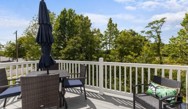 Charming townhome with prime location, upscale amenities, & personalized service