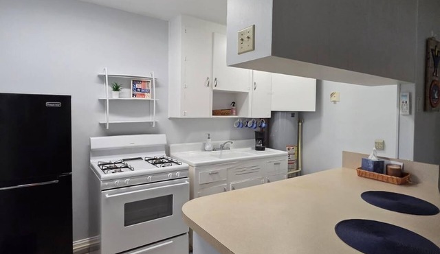Charming Townhome with AC and WiFi by NAS Pensacola close to Downtown