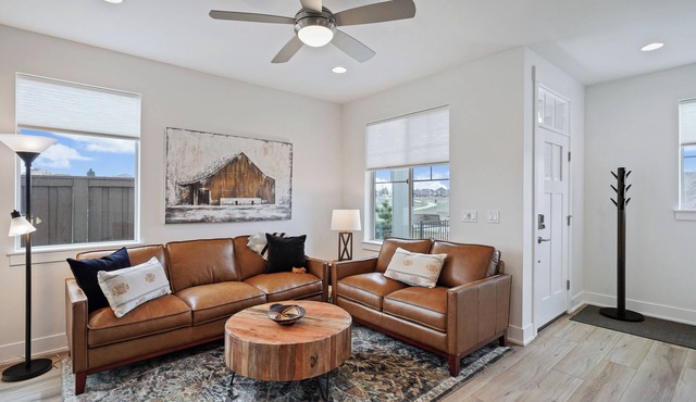 Charming townhome with AC, fitness room, pool and hot tub in lovely Bend