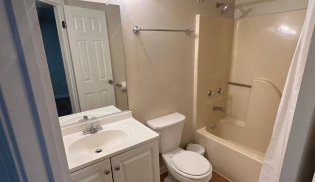 Charming townhome with WiFi and fitness room in lovely Woodlawn