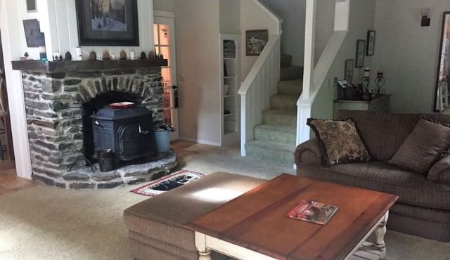 Charming Townhouse, Hot tub, Sunroom Dining, Close to Mount Snow Base