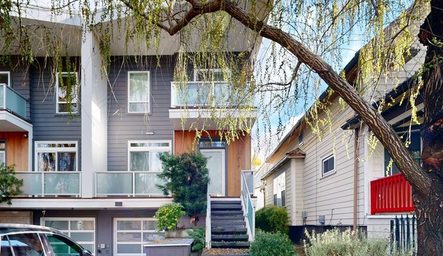 Charming townhouse with private washer/dryer & enclosed patio