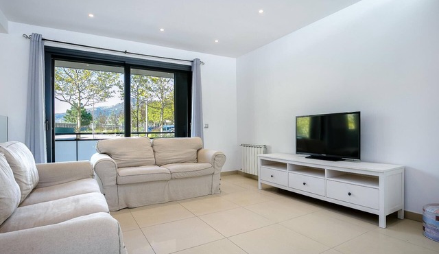Charming Townhouse with Pool & Garden in Central Roses