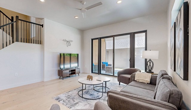 Charming townhouse with W/D and enclosed backyard