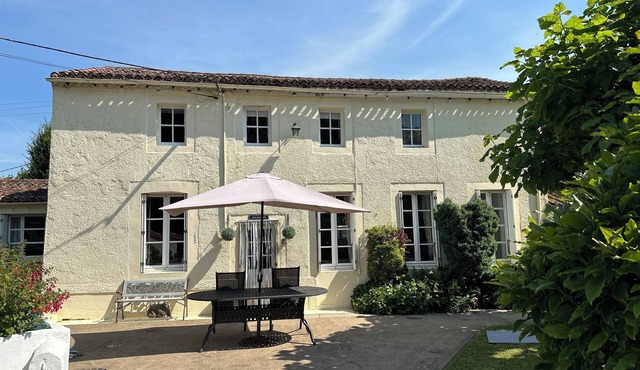 Charming ,Traditional Country Farmhouse with swimming pool, 26 miles Puy Du Fou