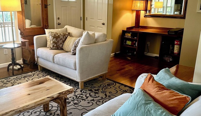 Charming tranquil farm getaway w/private lake, fishing, river. 2 pets free.