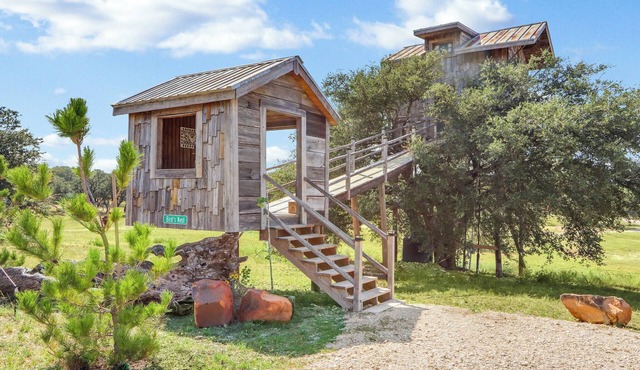 Charming Treehouse Stay Near Lake & Stargazing