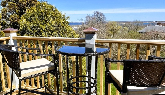 Charming treetop apartment with ocean views & short walk to the beach