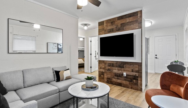 Charming Trio Executive Loft with WiFi, centrally located in Tallahassee