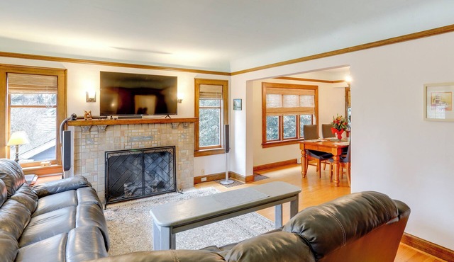 Charming Tudor-Style Apt Near Green Lake!