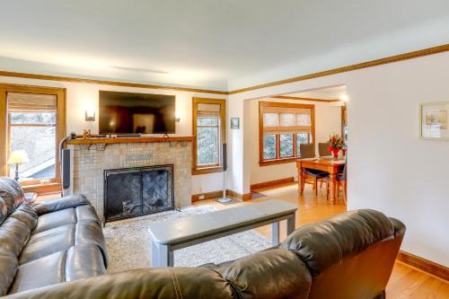 Charming Tudor-Style Apt Near Green Lake!