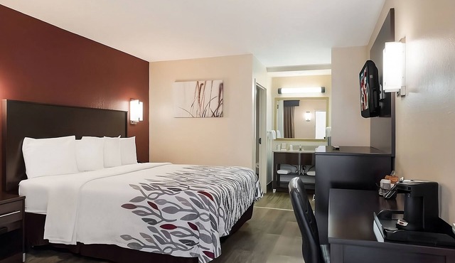 Charming Tupelo Retreat! Pool, Free Parking, Near Elvis Presley Birthplace