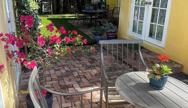 Charming Tuscan, mini villa steps to the waterfront,LaMarina &“NOMAR” district.