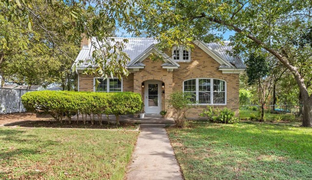 Charming Tutor nestled in historical neighborhood