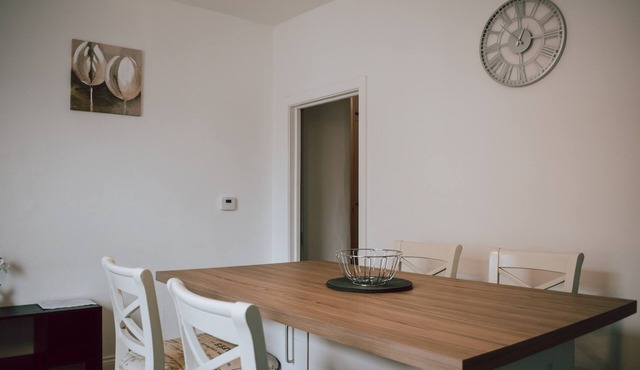 Charming Two Bedroom Apartment in Strawberry Hill