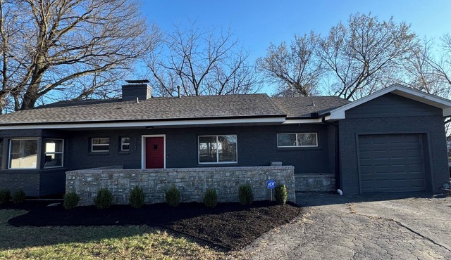 Charming two-bed home in Gladstone 15 minutes from Arrowhead and airport