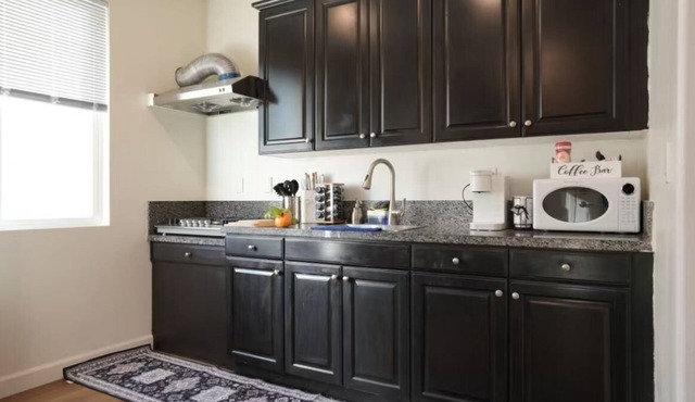 Charming two bedroom house with king size beds, laundry room, independent access