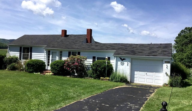 Charming Two-Bedroom Cottage Rental in a Quiet Countryside Setting near the Appalachian Trail, Burke´s Garden, Virginia