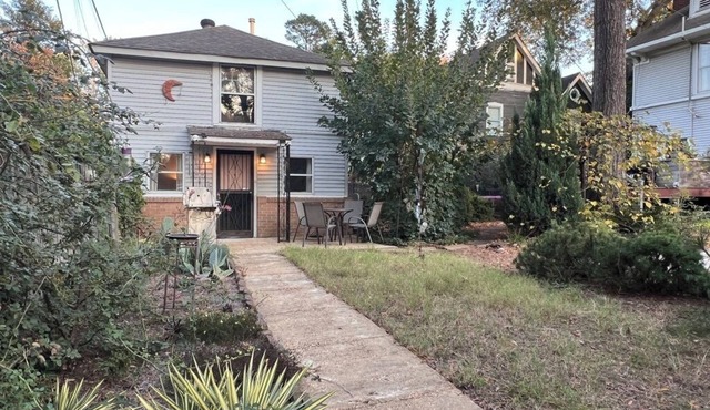 Charming two bedroom Central Gardens carriage house in amazing Memphis