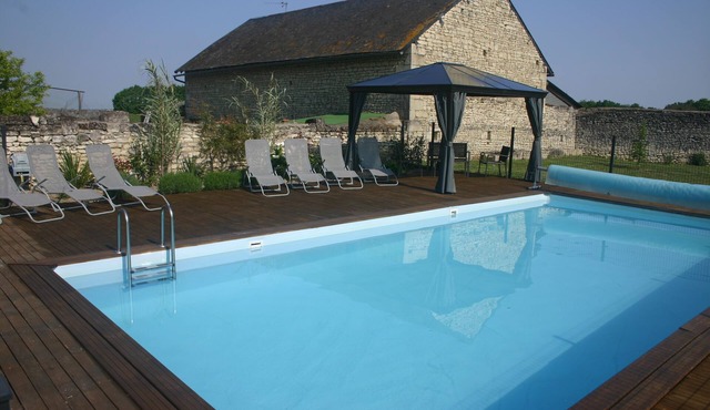 Charming two bedroom cottage with 10m x 5m swimming pool near Richelieu