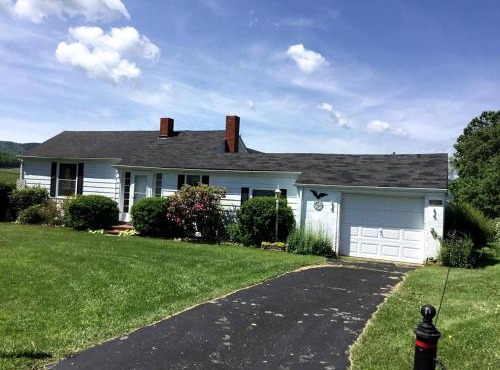 Charming Two-Bedroom Cottage Rental in a Quiet Countryside Setting near the Appalachian Trail, Burke´s Garden, Virginia