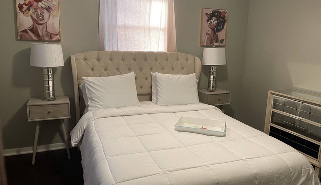 Charming Two-Bedroom Retreat: Your Ideal Urban Oasis Awaits!