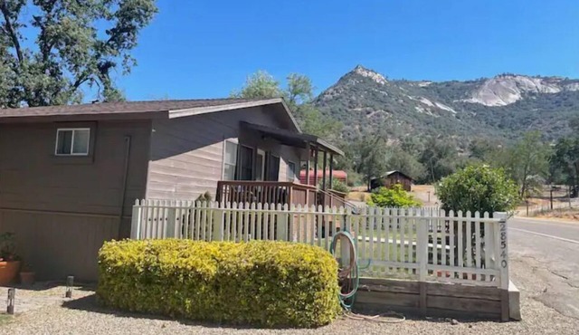 Charming two-bedroom cottage with amazing views!