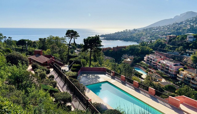 Charming Two-Room Apartment with Stunning View of Notre-Dame Cove