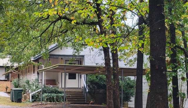 Charming Two-Story Escape by Golf Course – Close to Robbers Cave Park